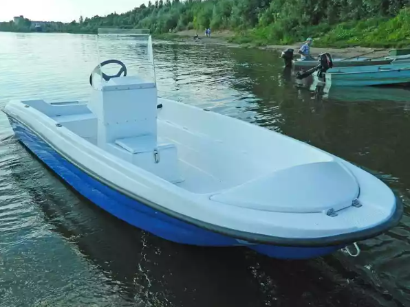 Стеклопластиковая лодка Пингвин с консолью (тримаран) в Северске