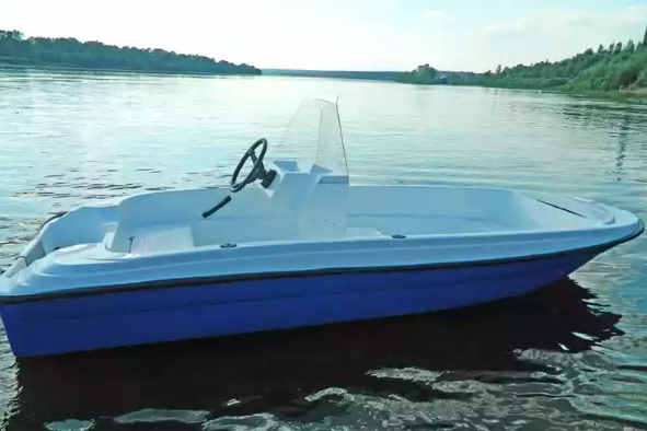 Стеклопластиковая лодка Пингвин с консолью (тримаран) в Северске