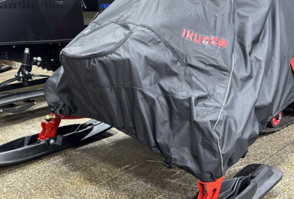 Чехол транспорт. снегохода IKUDZO HUNTER черно-красный Оксфорд ПРЕМИУМ качества с лого IKUDZO в Северске