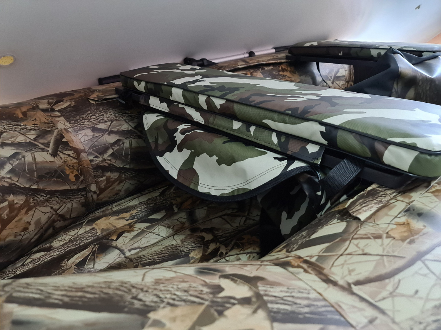 КОМПЛЕКТ МЯГКИХ НАКЛАДОК С СУМКОЙ ДЛЯ ЛОДОК 105Х20 КАМУФЛЯЖ в Северске